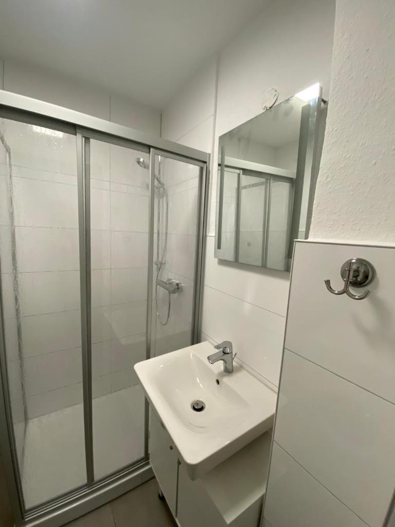 Zur Schleuse - Ferienwohnung Bis 6 Personen Mit Gem Garten Rostock Exterior photo